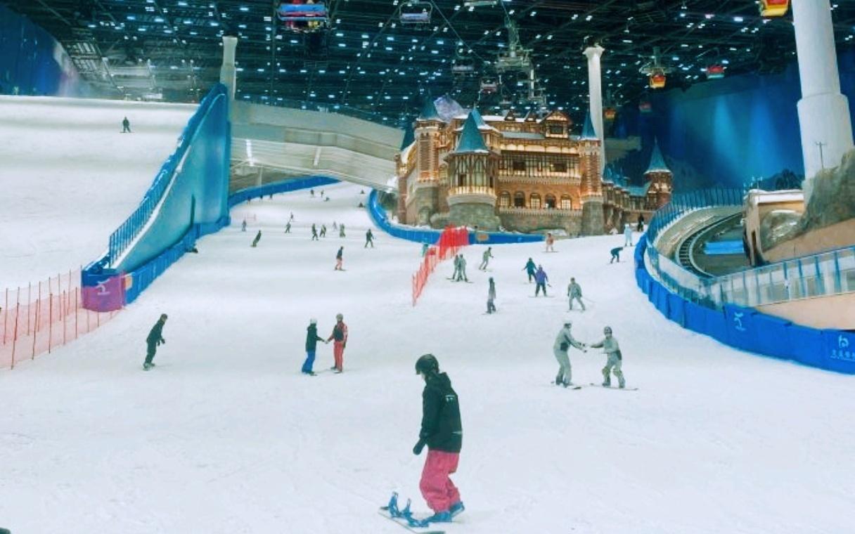雪季“开板”！“冷经济”撬动“热消费”，南北雪场火爆