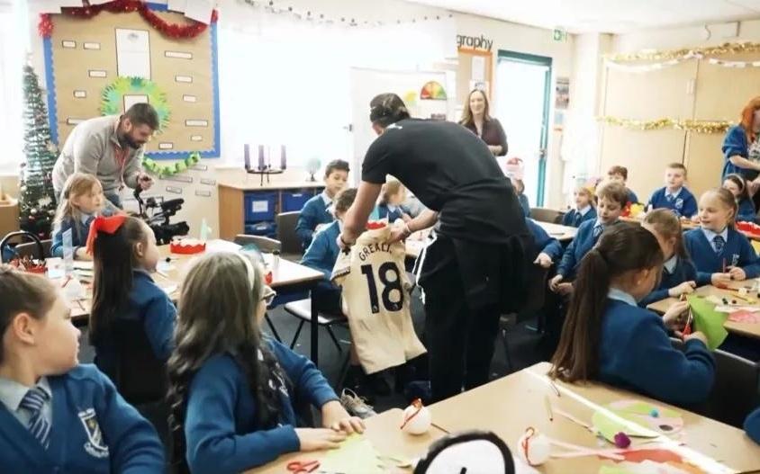 太阳报：格拉利什走进校园，为一位经历坎坷的小球迷送礼物