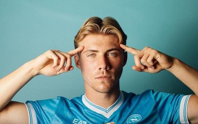 那不勒斯公布客战AC米兰海报，状态回暖的霍伊伦单人入镜