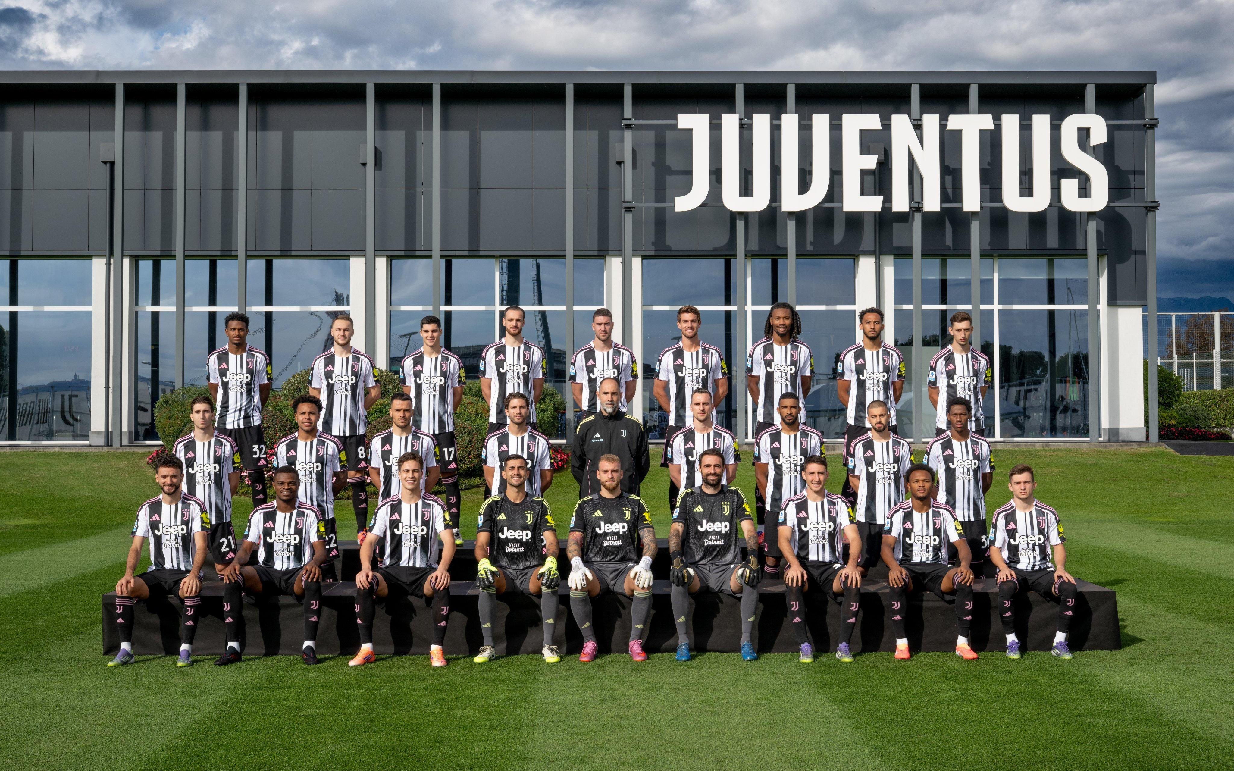 尤文图斯拍摄202526赛季全家福：主帅图多尔领衔C位