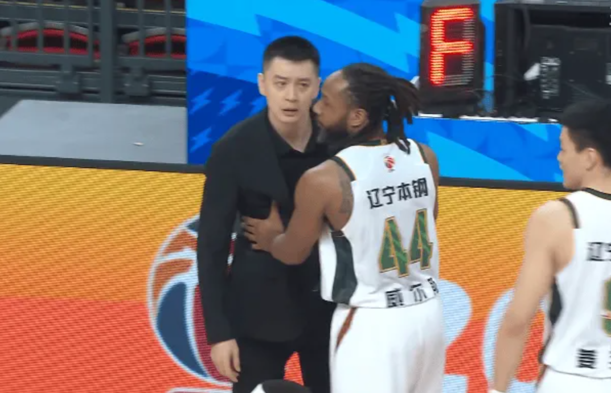 硬刚到底杨鸣工作室8字回应CBA争议吹罚，球迷：霸气