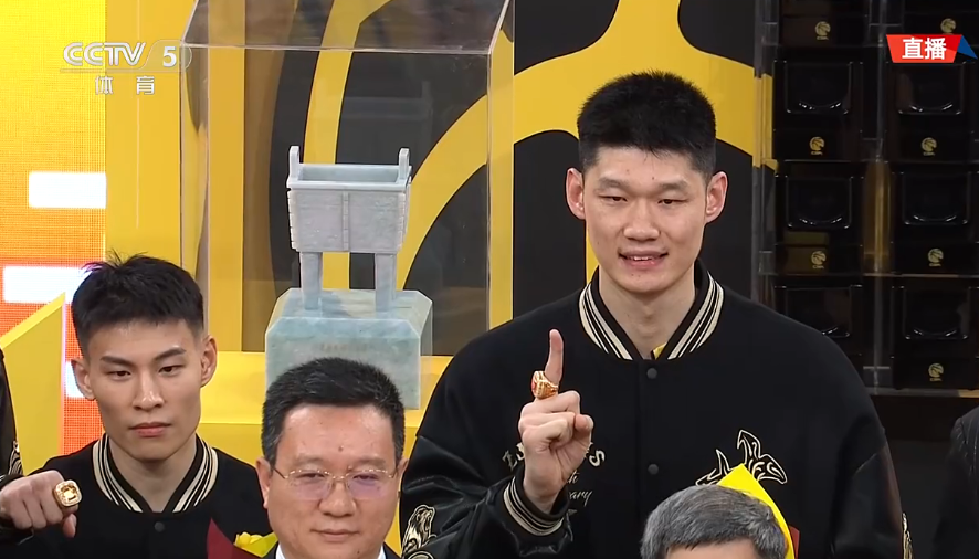 颁奖仪式：广厦将帅领取冠戒+总冠军旗帜升空胡金秋激动哽咽