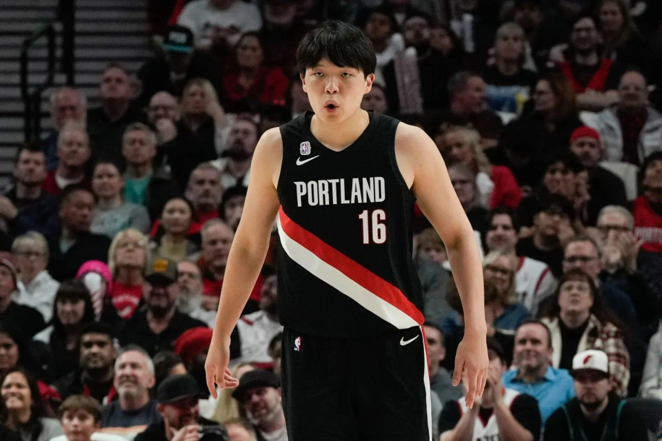 首秀仅5分钟17号秀和马鲁阿奇均未登场，开拓者已足够重视小杨