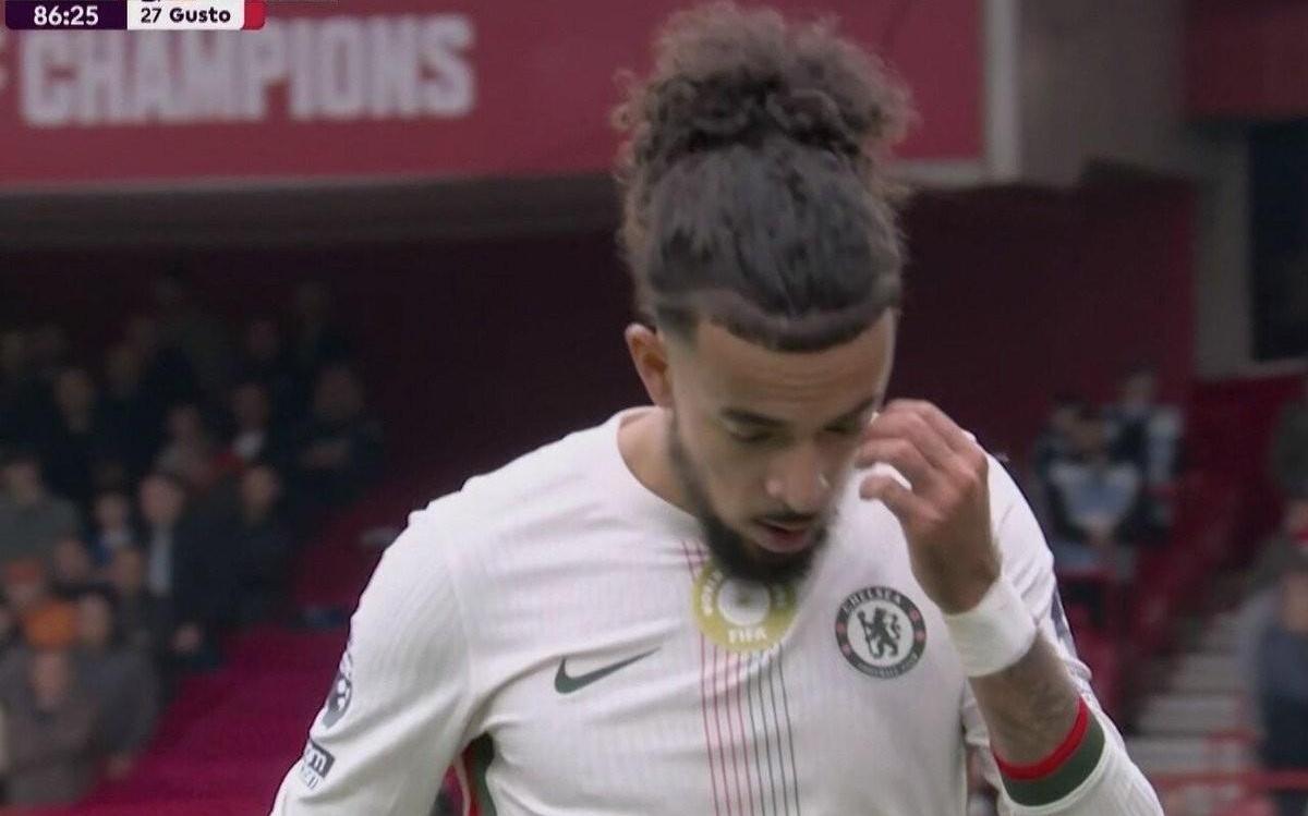 真成红军了，切尔西连续4场有人染红，近6场领到5张红牌