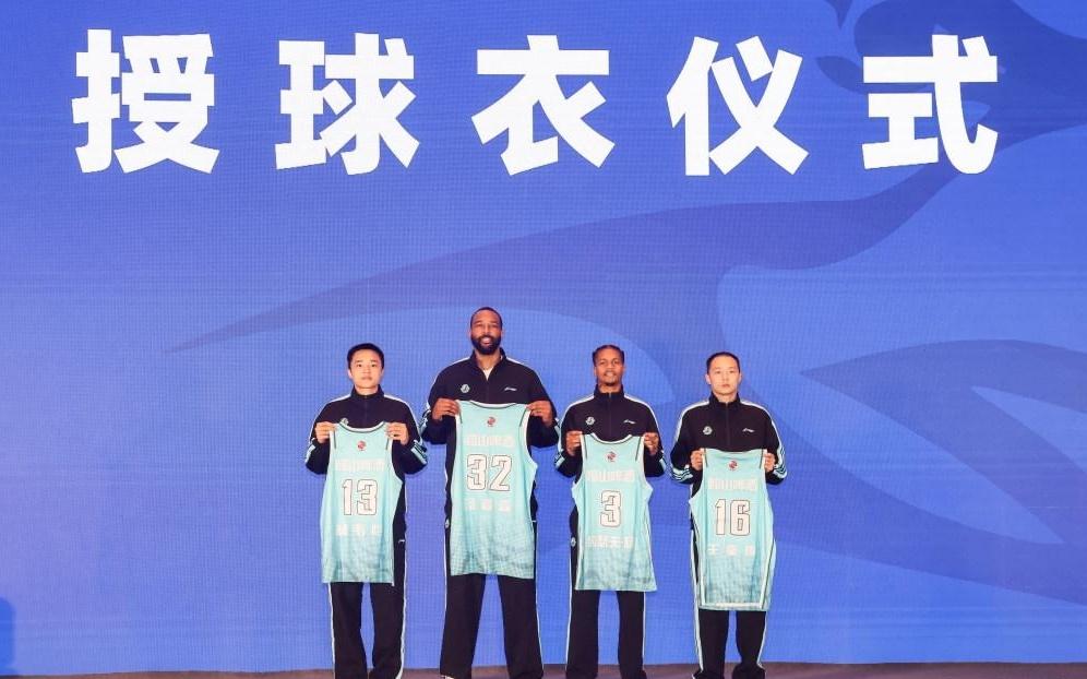 青岛男篮举行新赛季出征仪式