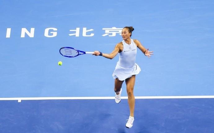 郑钦文复出首战20完胜阿朗戈，顺利晋