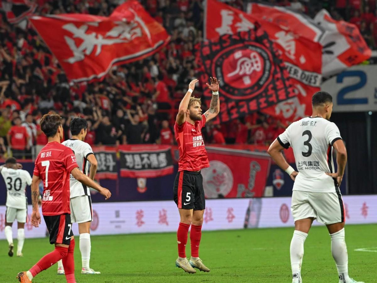 争冠局势大变！申花遭保级队绝杀，国安吞6球惨败，成都笑纳大礼