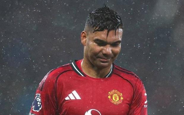 自14年10月以来，英超首次单场比赛两队都有球员在上半场染红