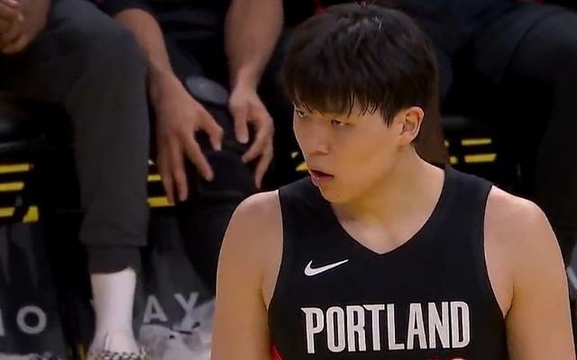 球迷热议杨瀚森末节短时间被吹4犯！裁判“特殊照顾”欢迎登陆NBA
