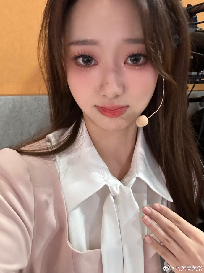 LPL互动主持人阿芙晒照：是优雅内敛的小姐姐一枚吖真的
