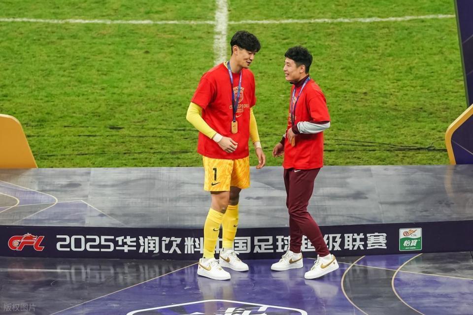 动容！34岁武磊喜极而泣，队友簇拥下高举火神杯+开心比“4”手势