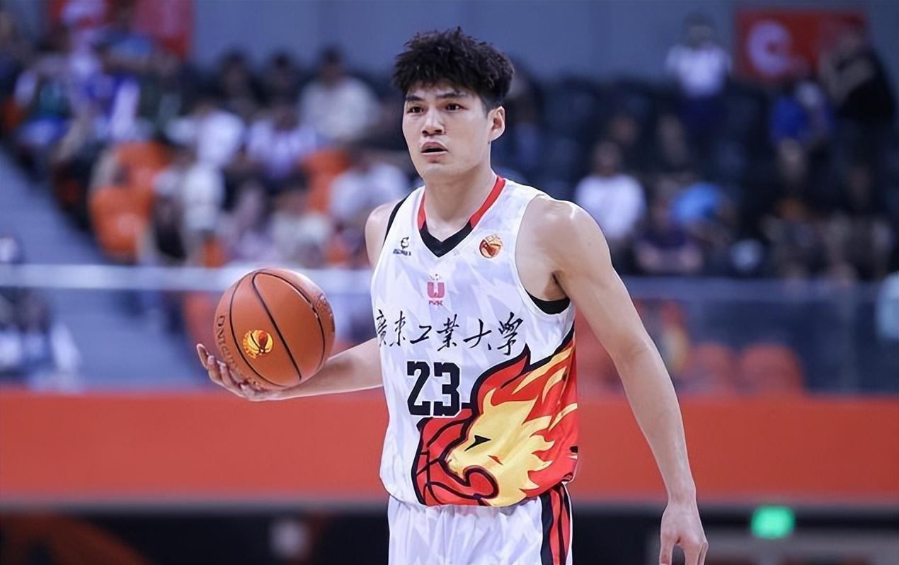 险联手邹阳！曝陈国豪曾受多支球队邀约自己难把控转会很煎熬