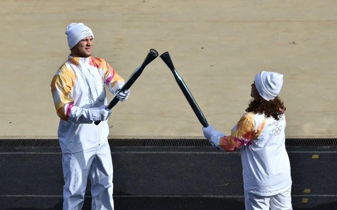 奥运要来了！保利尼参与冬奥会圣火交接 并携火种抵达意大利