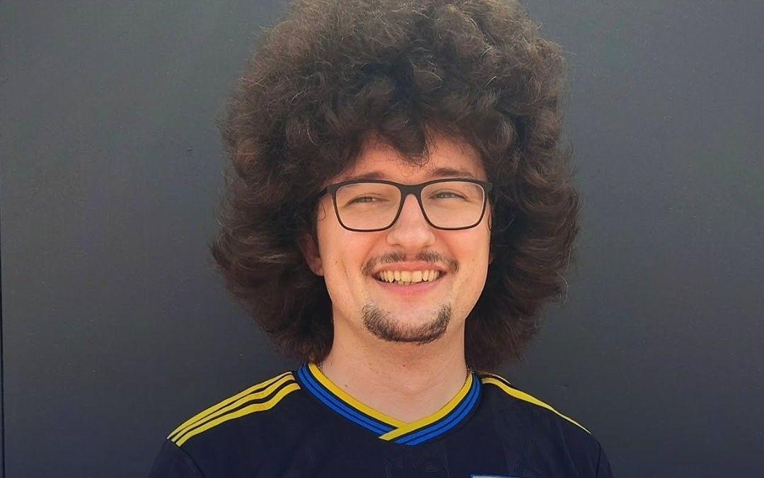 一英国老哥一年前发誓曼联五连胜就剪头，如今秀发远超费莱尼