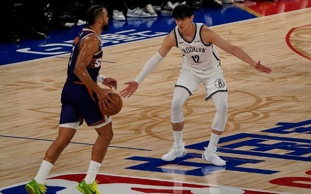 曾凡博NBA首秀0分1抢断引热议媒体人吐槽10分钟0出手尽显“残酷”