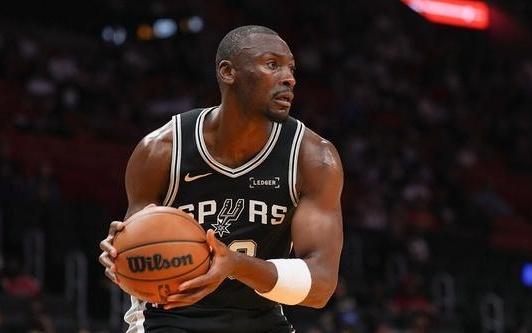 开启生涯第15个赛季！Scotto：马刺中锋比永博将留队