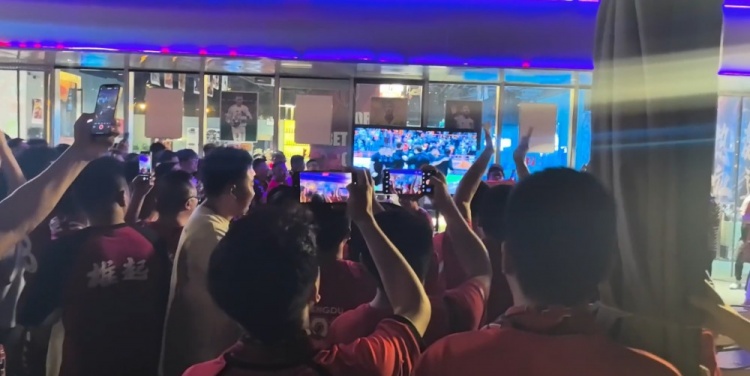 击败浙江队后，部分蓉城球迷在主场外