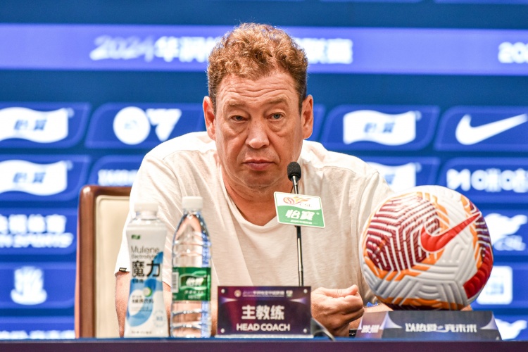 斯卢茨基：特谢拉能让球队攻防端平衡他已就红牌在全队面前检讨