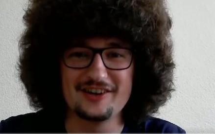 发型如何一名曼联球迷一年前发誓，球队不五连胜就不剪发