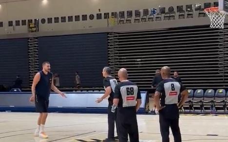 掘金请三名NBA裁判执法队内训练赛，约基奇与他们进行交谈