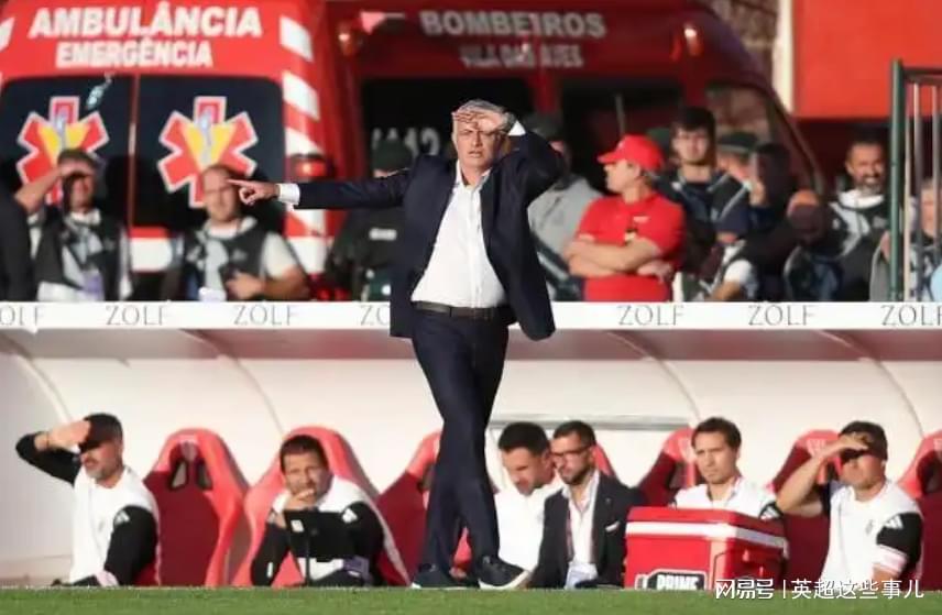 欧冠3连败！穆里尼奥遭背弃，球队01落后，球迷们第76分钟就退场