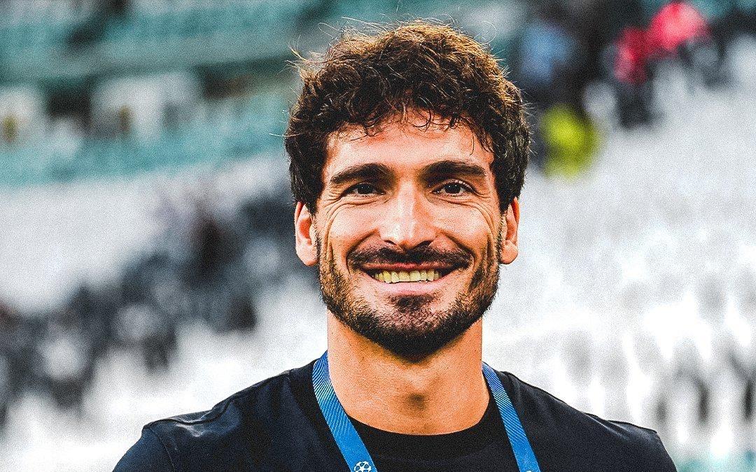 看看谁来了！胡梅尔斯现身都灵客场为多特欧冠助威