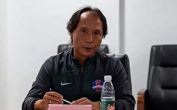 感人！上任只赢2场中超降级：61岁梅州客家主帅更衣室落泪！