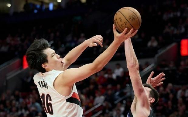 杨瀚森单节14分大爆发后发文感谢教练和队友，NBA官方祝贺稳稳进步，主帅比卢普斯夸赞：十分为他骄傲