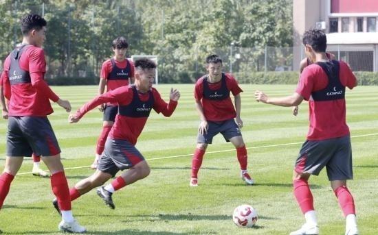 亚泰球员飞抵成都准备与蓉城之战目标依旧是“抢分”