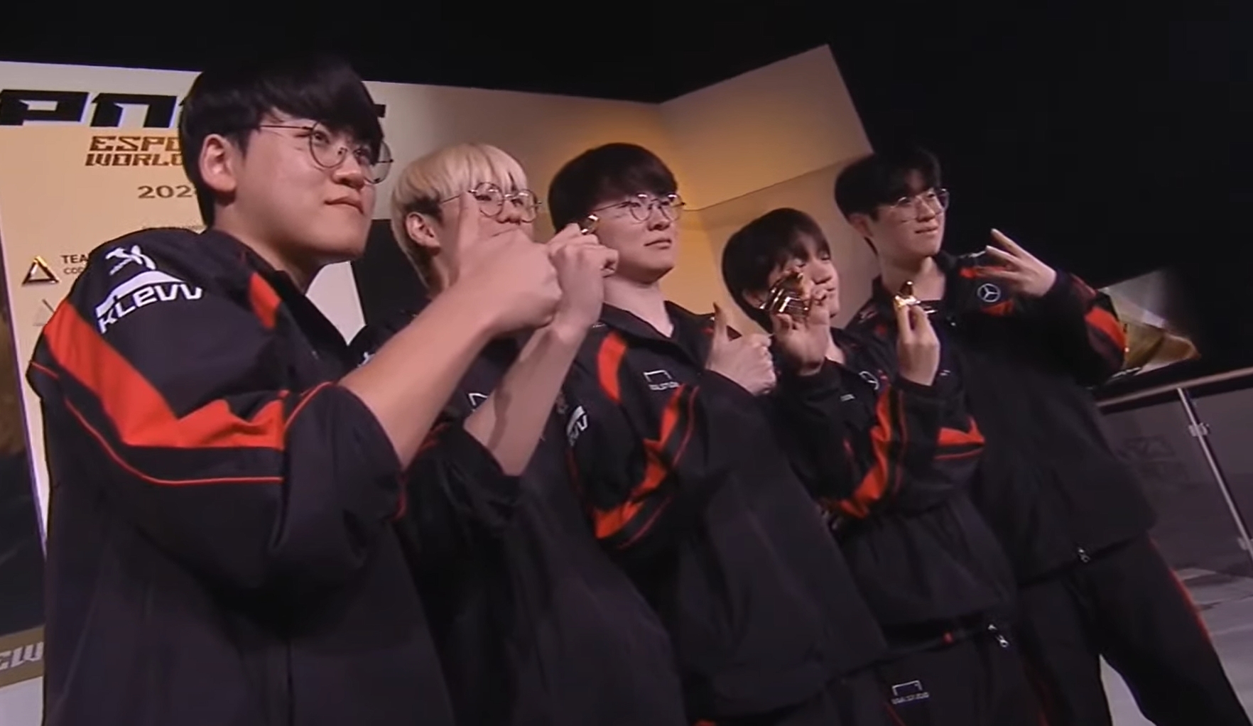 钉在耻辱柱了！T1将BLG、TL、TES队标作为奖杯基石把玩败者队标合影