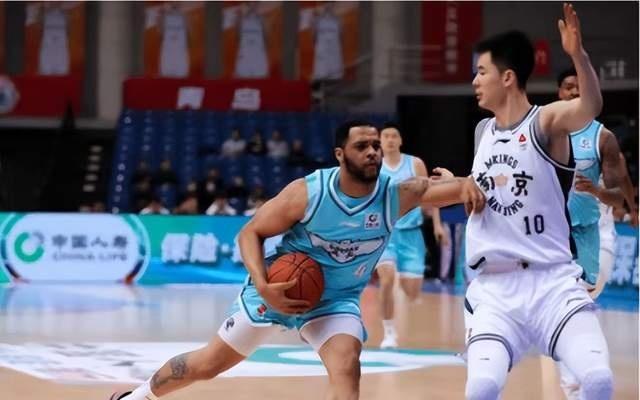 青岛队大胜南京同曦全靠外援，国内球员只得11分，郭士强一声叹息