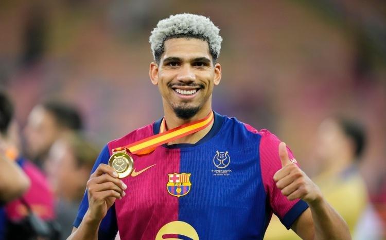 马卡：阿劳霍飞回巴塞罗那花了将近24小时，但下飞机立刻投入训练