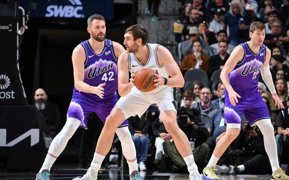 文班33+10+7三分赛季新高马刺轻取爵士达成30胜西部第二