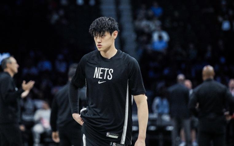 NBA中国赛篮曾凡博上半场出场三分钟：既没比赛经验也没战术地位