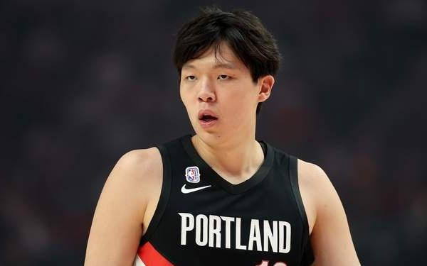 打5分钟拿2分1板+被隔扣！杨瀚森首秀超越姚明，广东记者给出建议