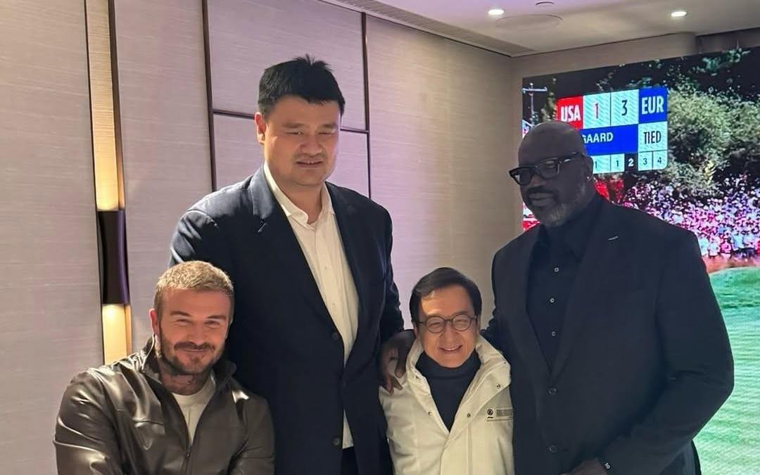 现场观战NBA中国赛，贝克汉姆晒与姚明、奥尼尔和成龙的合影