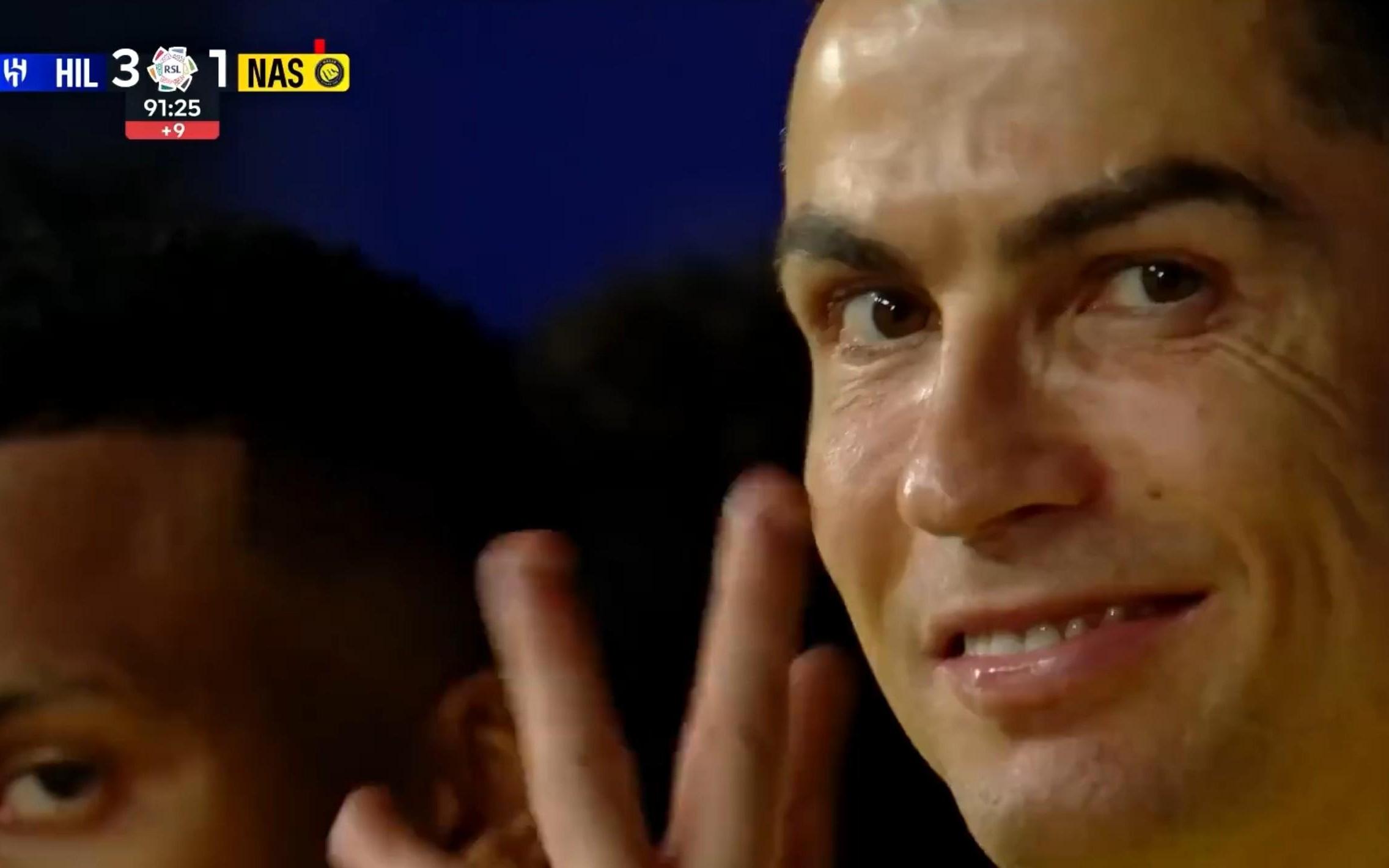 质疑判罚不公，C罗皇马时期也做过相同争议手势并高喊“抢劫”