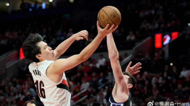 杨瀚森单节14分大爆发后发文感谢教练和队友，NBA官方祝贺稳稳进步，主帅比卢普斯夸赞：十分为他骄傲