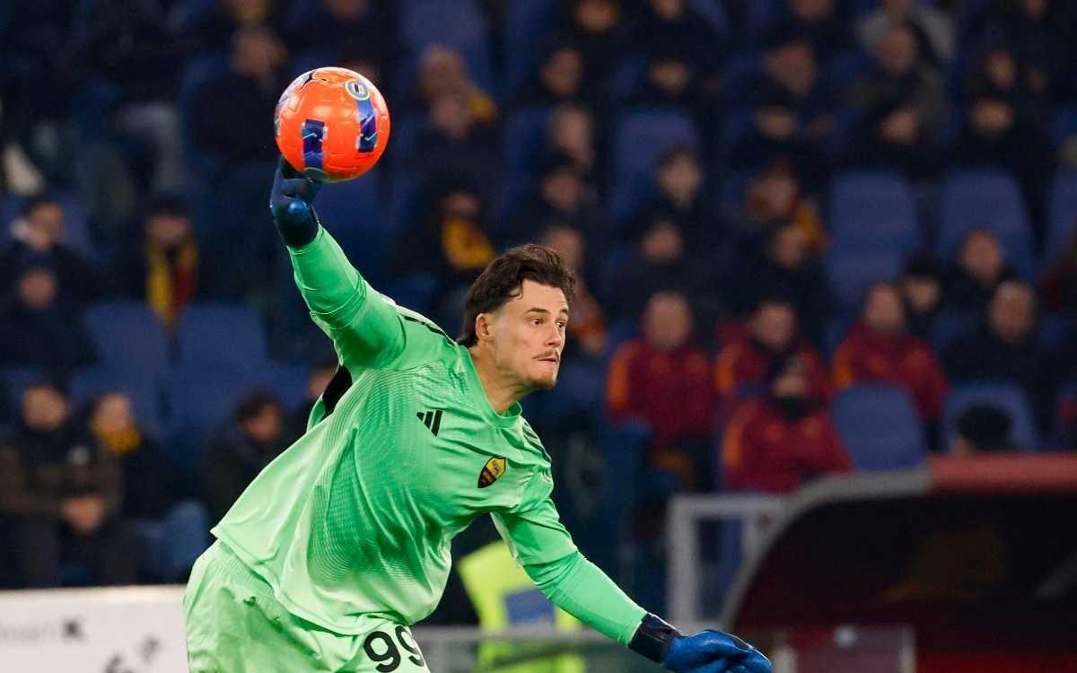 记者：切尔西有意罗马门将斯维拉尔，热刺和曼联也很感兴趣