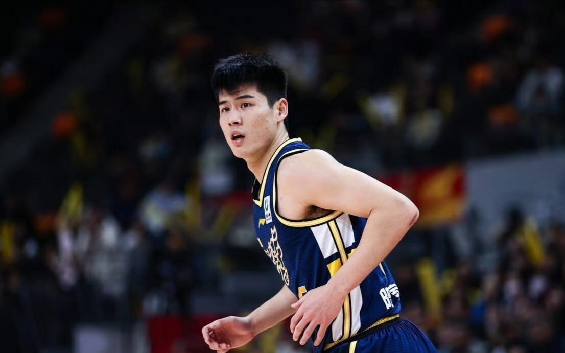 又是5中1！杜锋重用胡明轩原因找到，防守态度够好，关键篮板赎罪