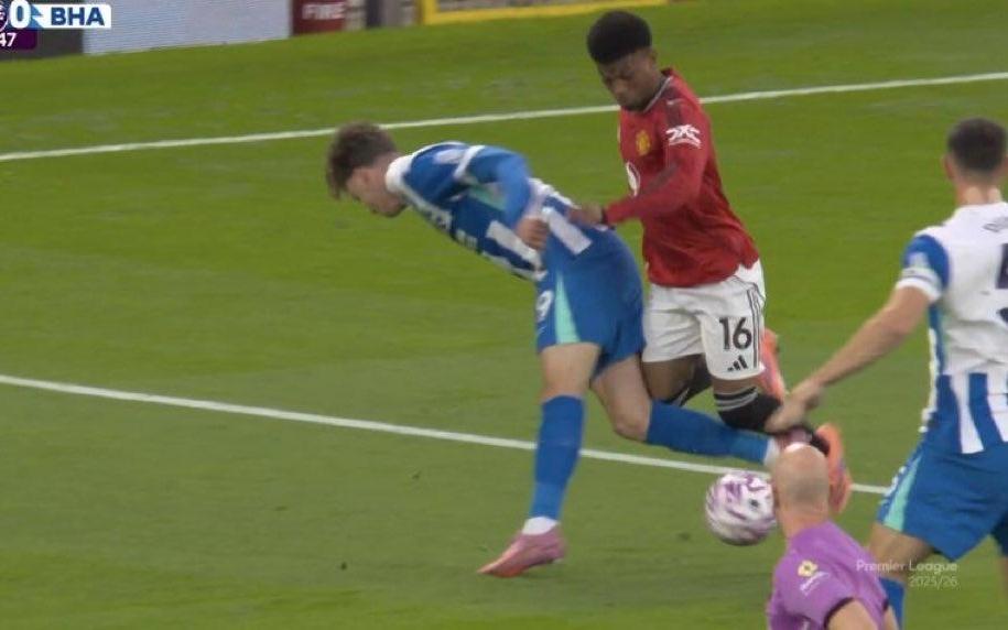 英超官方解释阿马德禁区被放倒未判点：德库耶佩先触碰到球