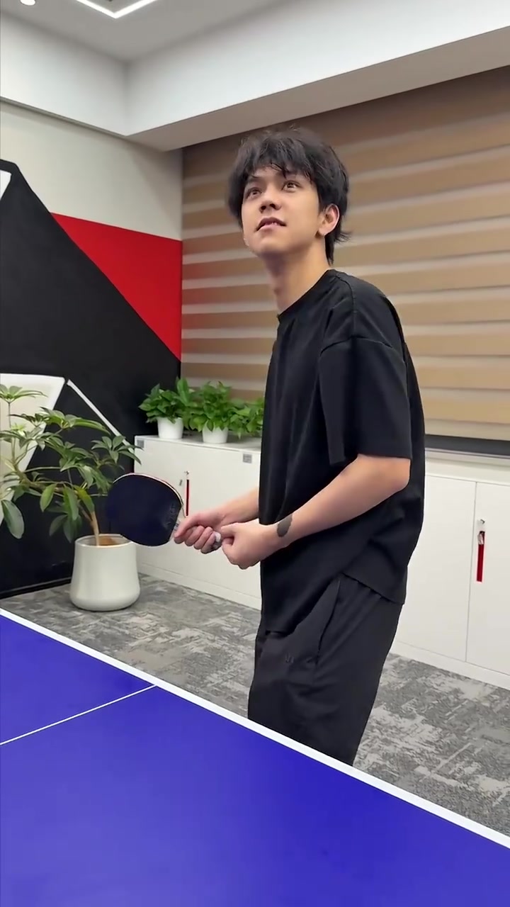 Xun分享与Wink打乒乓球视频：嘿！你小子