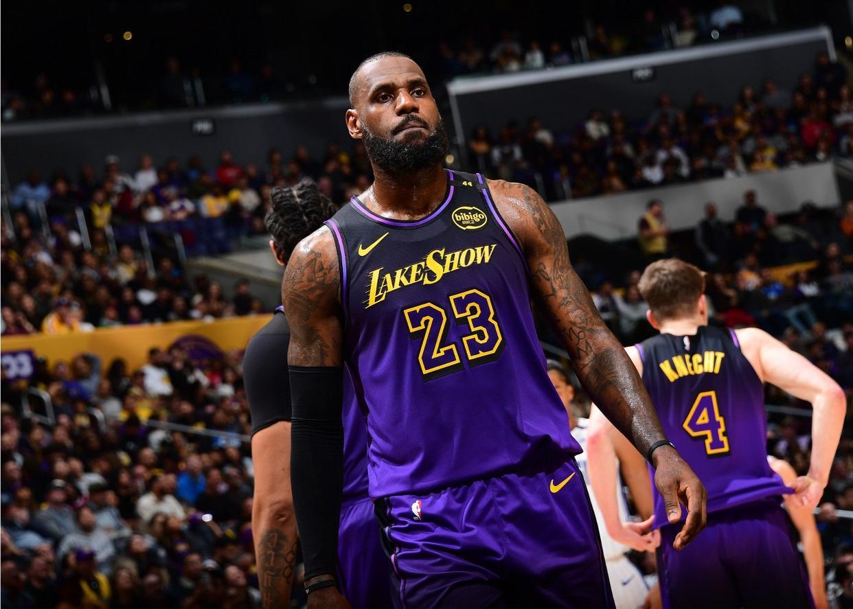 湖人抢人！报价碾压勇士76人，瞄准国王3D悍将，补齐短板