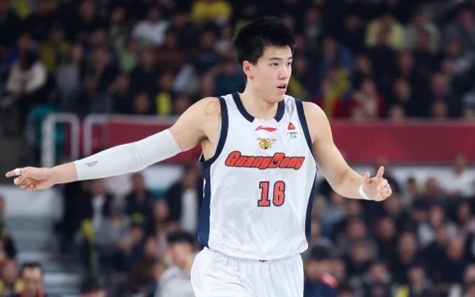 虚惊一场！广东国手焦泊乔崴脚被搀扶退赛无大碍出席发布会