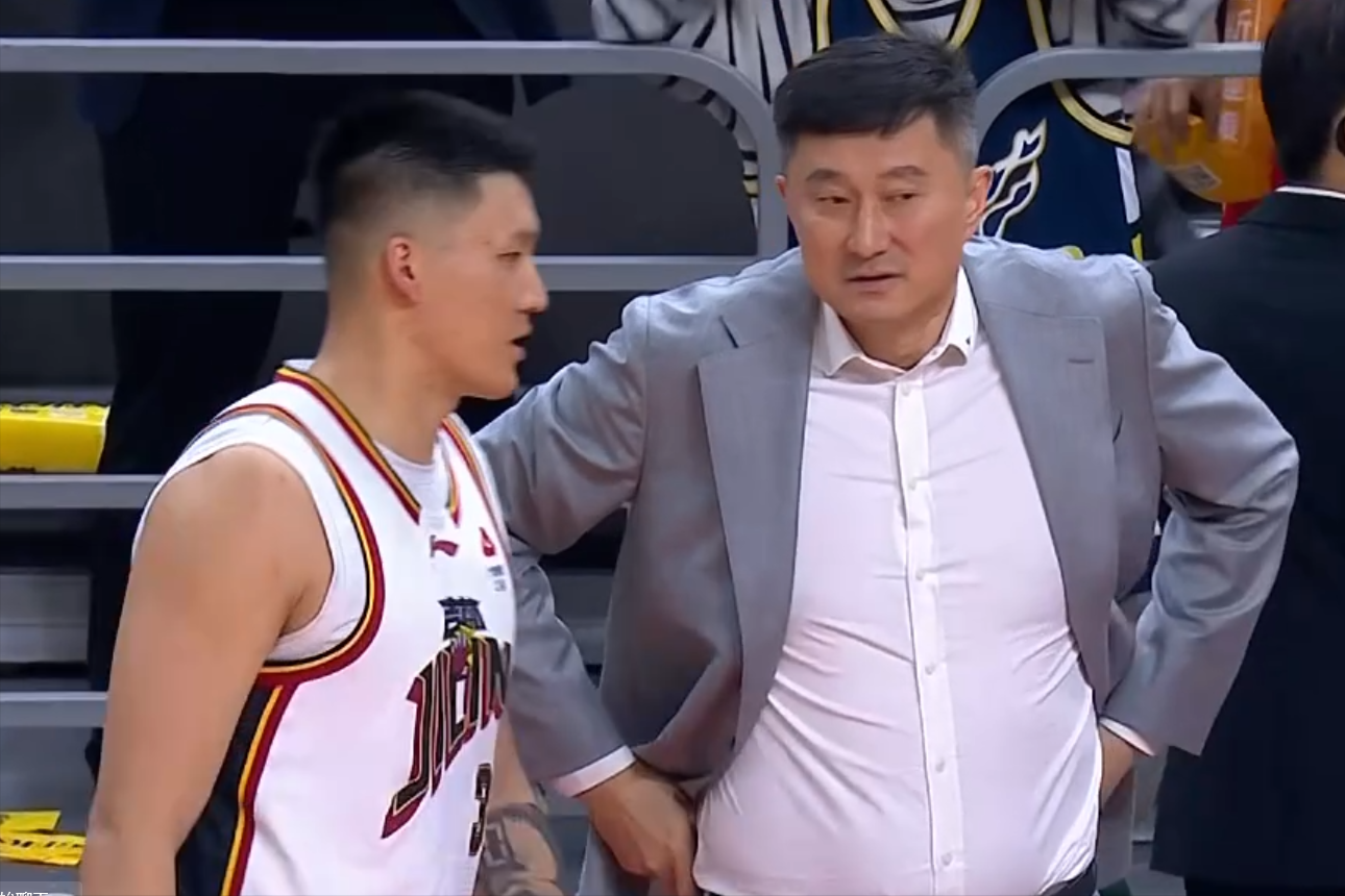 CBA：胡明轩7分五连胜，队友32+11爆发，萨姆纳6失误五犯离场