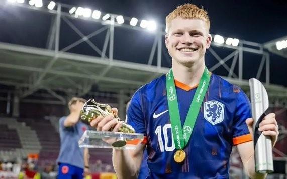 记者：多家豪门有意荷甲19岁中场斯密特，后者被标价2200万镑