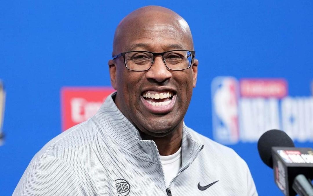 尼克斯主帅迈克布朗在NBA杯中为文班亚马祈祷，最终奏效