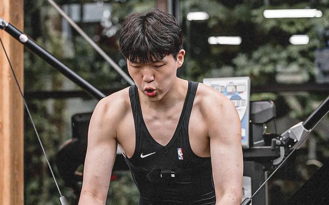 杨瀚森最新动态引争议，疯狂打脸CBA，已经超过詹姆斯太惊喜