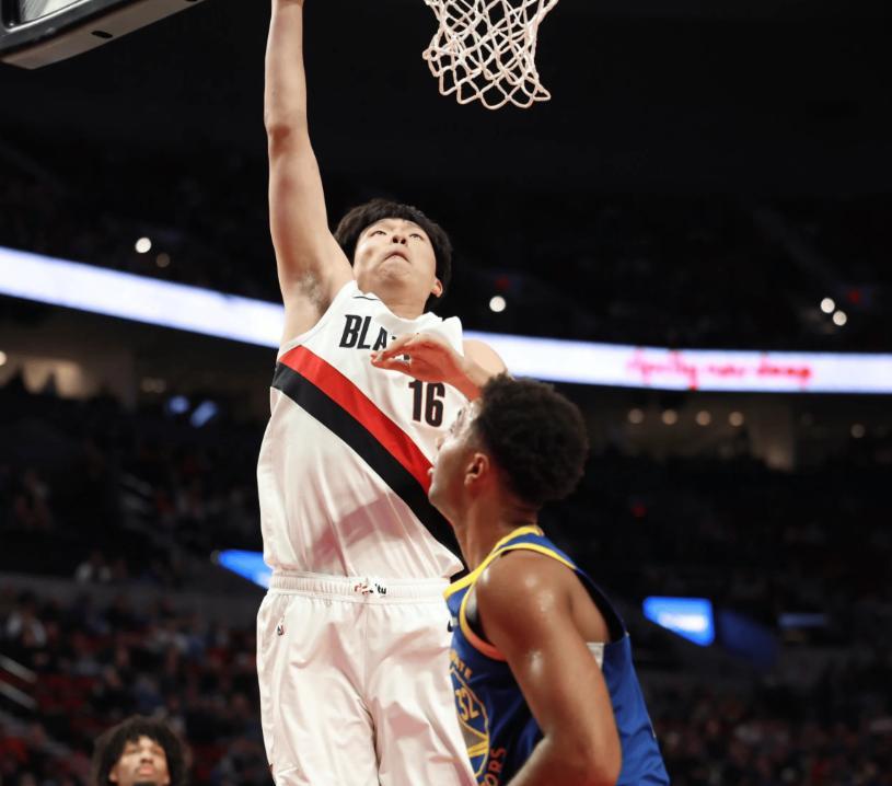 杨瀚森连续两场比赛表现低迷,他依旧无法适应NBA!