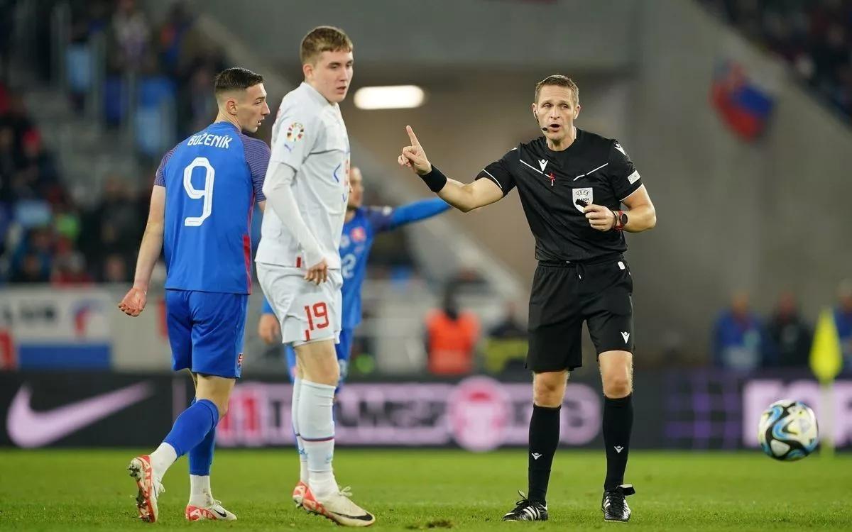 英超裁判鲍森：在家里也会对VAR的使用吃惊，但技术终会提升观赛体验